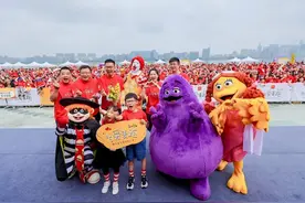大手拉小手，今天杭州1000+小朋友在滨江樱花跑道为爱奔跑图片