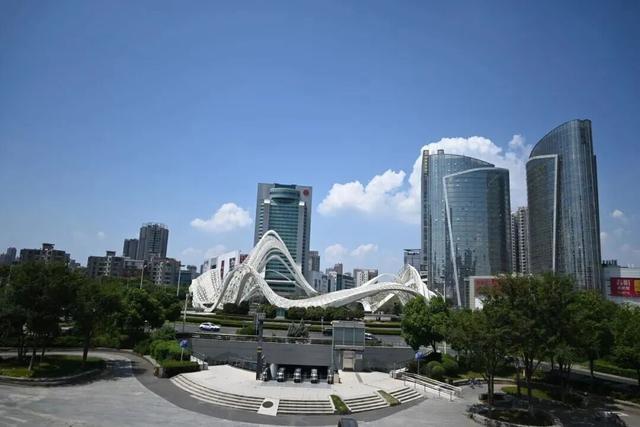 大学新生必看！光谷广场站吃喝玩乐全攻略！
