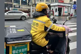 又美又飒！外卖女骑手：过年不回家，好好干！图片