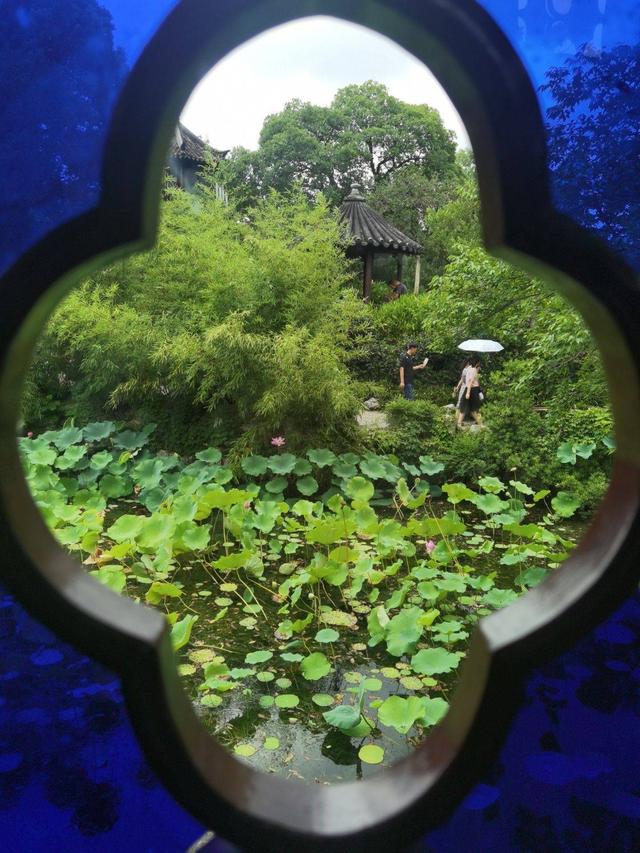 江苏苏州：透过花窗赏美景