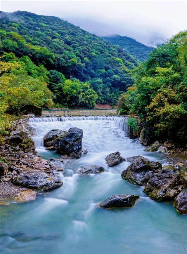 藏不住了！月亮峡的秋