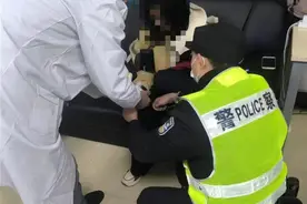 女乘客身体不适晕倒在地铁车厢，警民联手迅速施救图片