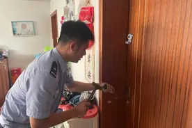 三岁男童误把自己反锁在房内，蜀黍“撬门”营救！图片