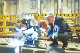 他“焊接”起联通世界的友谊桥图片