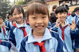 “向阳花”开笑声来 爱心人士再次向云南等地捐赠1800余套校服图片