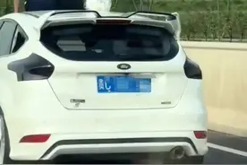 惊险！3名男童并排坐在行驶汽车天窗处，交警：情况属实，已找到车主图片