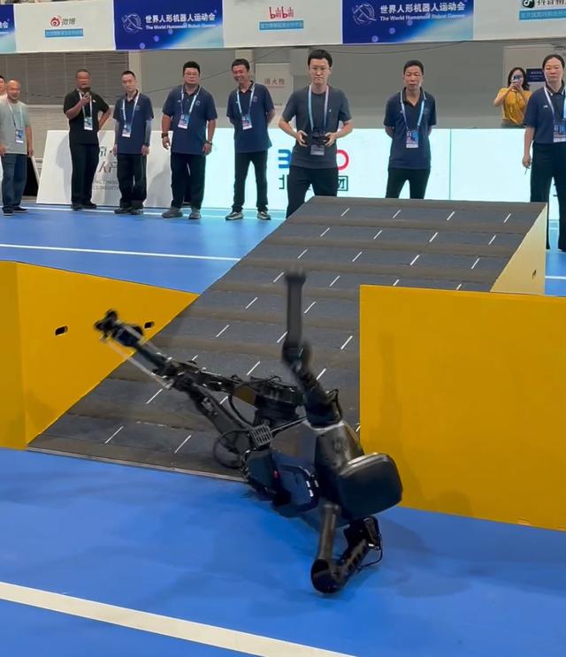 宇树科技获4×100米接力赛冠军