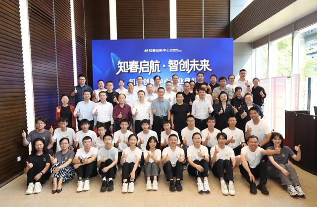 张一鸣罕见露面（图）