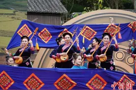 中越民众归春河唱山歌 欢庆广西“三月三”图片