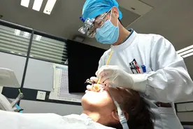 缺牙后如何选假牙？大黄牙如何变美？九院这个科室为牙齿定制“精装修”方案|第医线图片