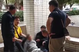 广州一八旬老伯意外摔倒昏迷，小区街坊接力救援图片