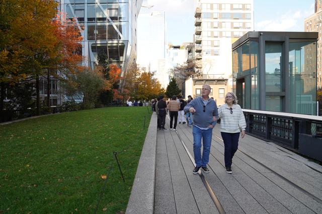 纽约高线公园：废弃铁路成为观光热点