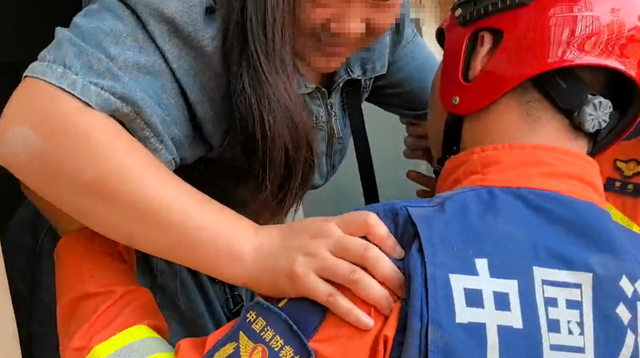北京大兴消防从小区转移33名被困群众