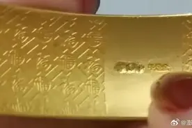 老凤祥回应洗金镯蹭掉logo：足金，已置换等克重手镯图片