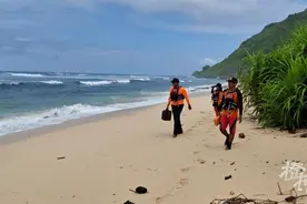 69岁中国游客在巴厘岛被海浪冲走，印尼警方：搜救仍在进行中图片