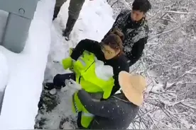 困在雪中高速两天一夜！4个月大的双胞胎被接力救助，目前已乘高铁回家图片