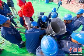 哈密-重庆±800千伏特高压直流输电线路新疆段首基铁塔基础浇筑图片