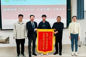 新医学子紧急施救 黄金四分钟救助心梗患者图片