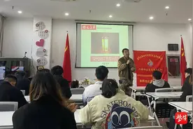 体验非遗技艺，江苏开放大学学子与社区小朋友一起制作木艺宫灯图片
