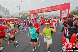 两万跑者齐聚湖北孝感 脚步丈量孝文化名城图片