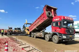 摊铺水稳层 这条进出疆高速公路施工再加速图片