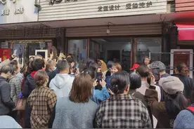 突然爆火两周后，理发师晓华哭了……图片