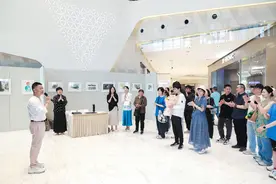 15岁少年邓为用画笔对话星辰与时光 个人画展“想象界”启幕图片