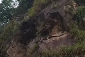 安徽潜山一国道旁山体塌方无人伤亡，当地回应：前期勘察已发现问题及时处置图片