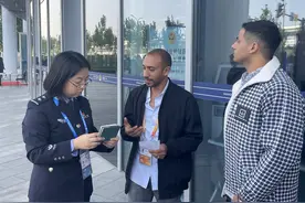 “谢谢你，我的中国朋友！”进博会外籍展商当场拿到续办签证图片
