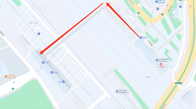 北京这两座火车站相距不足百米，网友：千万别走错！