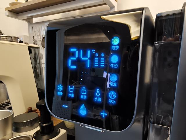 桌面净水器爆发，这届年轻人买不起农夫山泉，现场制水喝个痛快