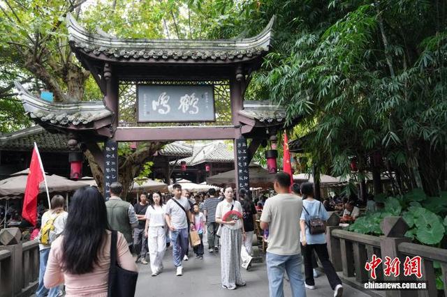 国庆假期游客体验成都“巴适”生活