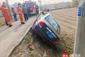 乡村小路未减速 车辆侧翻三人被困图片