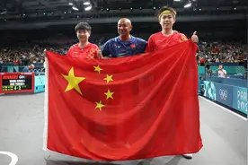 国乒创造历史！“莎头”夺冠后激动相拥，刘国梁为他们颁奖！王楚钦回应球拍被踩断图片