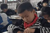 “00后”老师的小纸条火了！网友：独属他们的瞬间图片