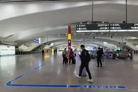 广州南站跟着“蓝线”走，进出站更方便→图片