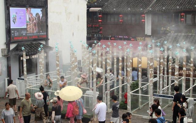江苏苏州：山塘喷雾为游客送清凉