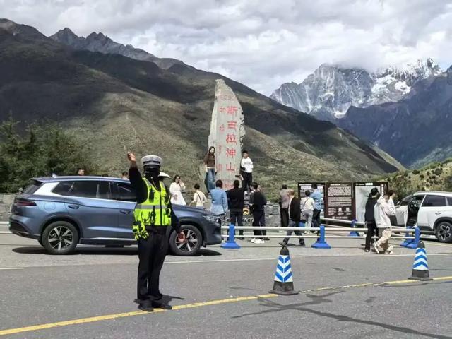 您的诗与远方，他们都始终在场——致敬国庆里的阿坝守护色
