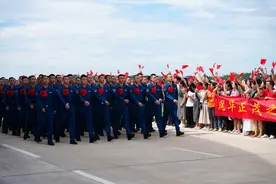 乘着“鲲鹏”踏征程！空军多架运-20运送新录取飞行学员报到图片