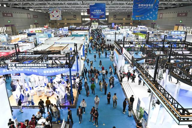 图集｜消费电子新品密集亮相高交会，智能科技与创意设计引全球观众热捧