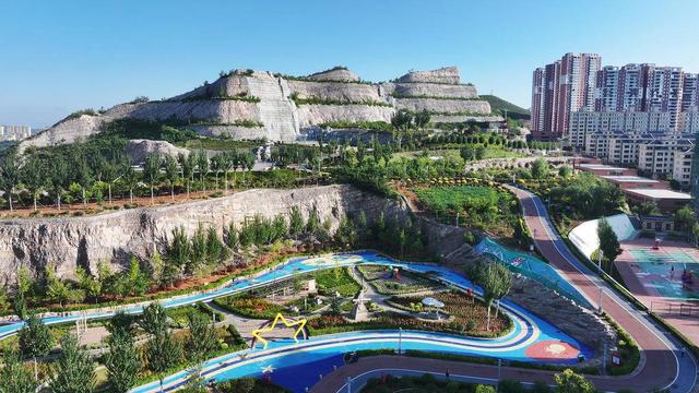 北票市：废弃采石场 变身“打卡地”