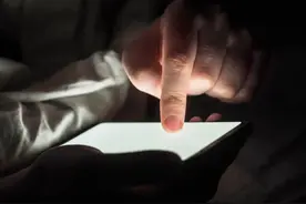 那些经常关灯看手机的人，后来都怎么样了？图片