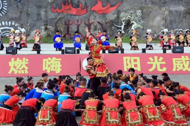 火把映红乌蒙山！全国“四季村晚”板底夏季示范暨威宁火把狂欢夜炽热启幕