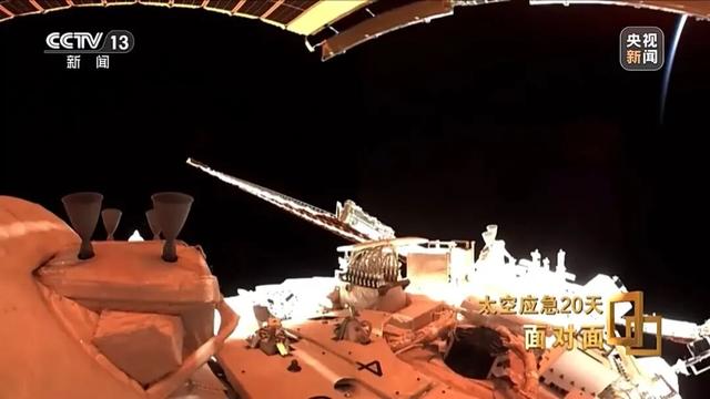 神20返回舱受损细节公布：玻璃裂纹是个三角形，整个玻璃从内到外已贯穿；“神舟二十二号航天员乘组	”在序列中永远空缺