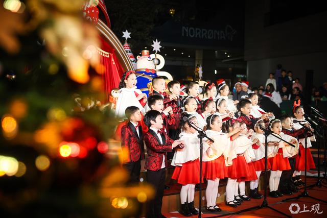 20米高精灵装置旋动申城，冬日消费市场的“暖色调”