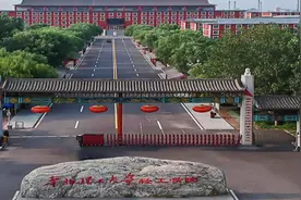 华北理工大学轻工学院学生校内虐猫？校方：正在处理图片