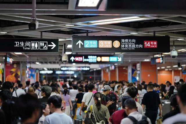 堵！多条高速塞成“红色”，国庆假期出行指引请查收→