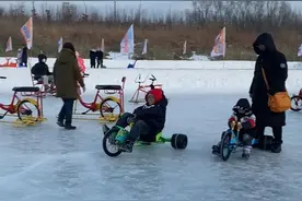 【我眼中的人间烟火】打冰滑梯、玩冰上碰碰车、坐雪地转转……避开热门景点市民带娃冰雪乐园疯玩图片