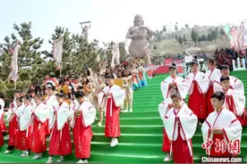 各界人士山东邹城拜谒人文始祖伏羲女娲图片