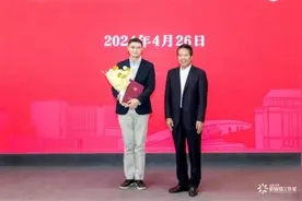 “网红教授”罗翔再添新职，受聘山东大学图片
